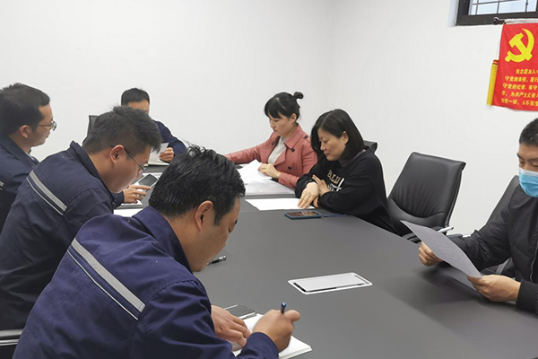 To ansatte i Boda meldte sig hæderligt ind i Kinas Kommunistiske Parti.